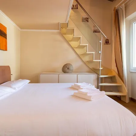 Modern, Bright Near Boboli Gardens & Santo Spirito - Homeunity Флоренция